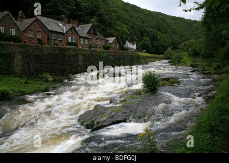 L'inondation dans la rivière East Lyn à mesure qu'elle traverse Lynmouth sur son chemin pour le canal de Bristol Banque D'Images