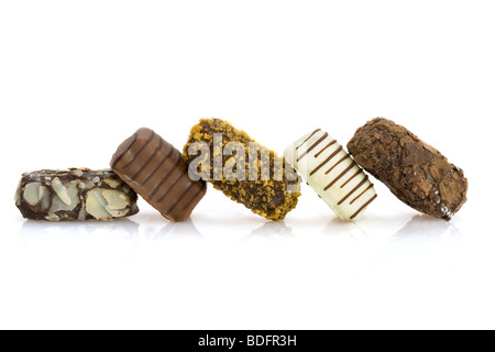 Chocolats belges sur un fond blanc Banque D'Images