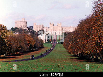 Le château de Windsor, Berkshire, Angleterre, vu de la longue promenade en automne Banque D'Images