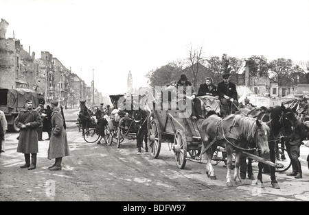 Les réfugiés de quitter Berlin sous le regard de l'Armée Rouge en 1945. Banque D'Images