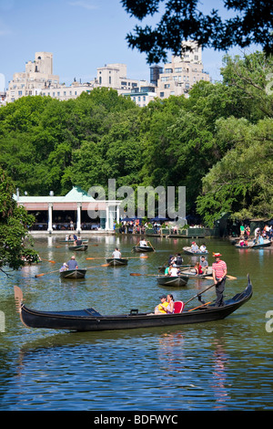 Le lac et un hangar à Central Park, NYC Banque D'Images