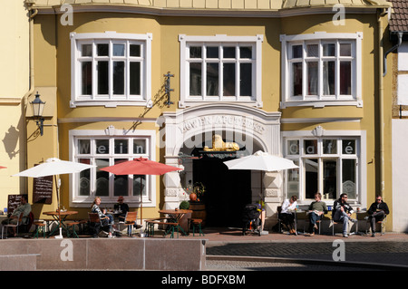 Straßencafe à Wismar Mecklenburg Vorpommern Deutschland Sidewalk cafe de Wismar Allemagne Mecklembourg-Poméranie-Occidentale Banque D'Images