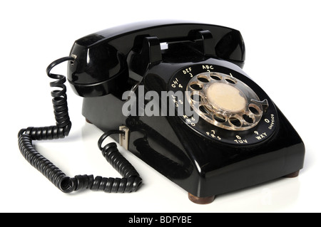 Vintage téléphone noir sur un fond blanc Banque D'Images