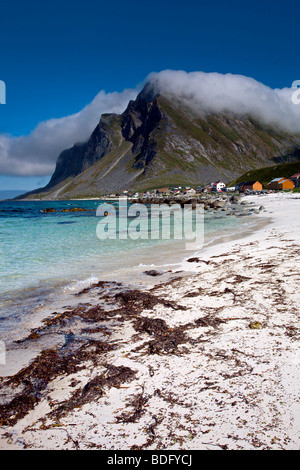 L'île de Flakstad : Vikten Beach avec Montagnes et nuages Banque D'Images