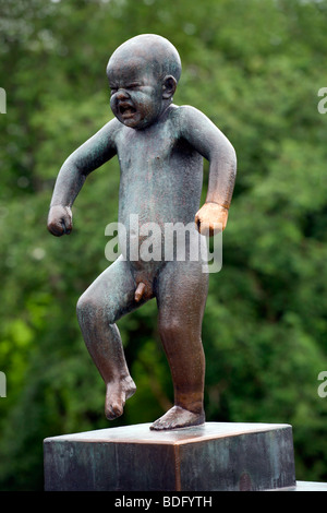 Oslo : Parc Vigeland : enfant qui pleure (bronze) Banque D'Images