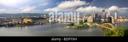 Vue panoramique de la ville de Pittsburgh avec rainbow en fin d'après-midi Banque D'Images