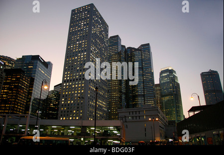 Crépuscule, bank building, immeubles de grande hauteur dans quartier Central, Hong Kong, Chine, Asie Banque D'Images