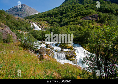 Le Parc National de Jostedalsbreen : Cascade près de Glacier Briksdal Banque D'Images