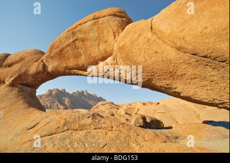 Arche de granit près de la montagne Spitzkoppe, Namibie, Afrique Banque D'Images