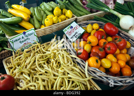 Les paniers en osier avec une variété de tomates fraîches, squash et des haricots jaunes exposés à la vente au marché vert Bellingham Banque D'Images