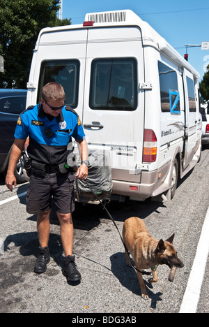 Patrouille de l'état jeune homme et chien renifleur de bombes véhicules contrôle attendent en ligne pour l'État de Washington à Washington Edmonds ferry Banque D'Images