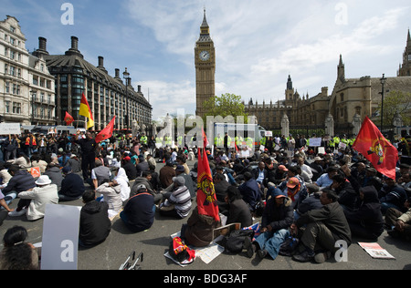 La police et des manifestants à protester contre l'appelant à mettre fin à la guerre au Sri Lanka , Westminster, London Banque D'Images