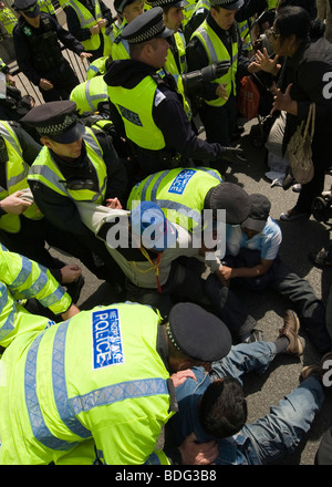 La police et des manifestants à protester contre l'appelant à mettre fin à la guerre au Sri Lanka , Westminster, London Banque D'Images