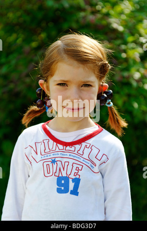 Girl joue avec cerises Banque D'Images