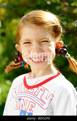 Girl joue avec cerises Banque D'Images