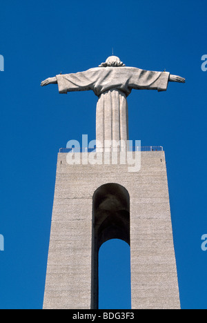 Lisbonne Portugal Almada Cristo Rei District Statue construite par Francisco Franco 1949-59 28 mètres de hauteur Banque D'Images