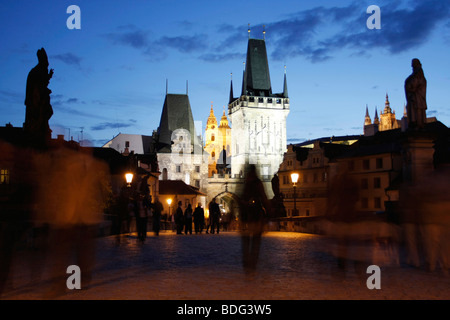 Charles Bridge at night, Prague, la Bohême centrale, la République tchèque, l'Europe de l'Est Banque D'Images