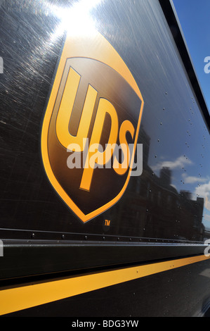 Service de livraison d'UPS logo sur chariot Banque D'Images