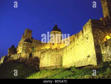 Carcassonne Vue panoramique de nuit de l'extérieur de ville Aude Languedoc Roussillon et le sud-ouest de la France Banque D'Images