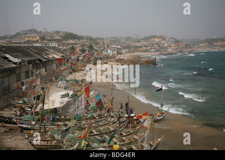 Plage pêche juste en dessous de Cape Coast Castle. Cape Coast. Le Ghana. L'Afrique de l'Ouest. Banque D'Images