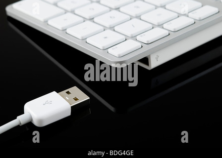 Clavier USB moderne blanc isolé sur fond noir Banque D'Images