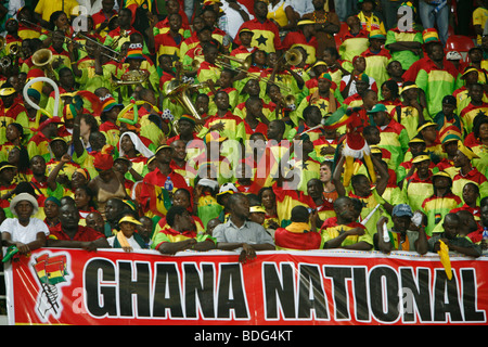 Des scènes de foule de partisans du Ghana Ghana énorme affichage du drapeau national. Ghana V Maroc. Coupe d'Afrique des Nations 2008. Ghana Banque D'Images