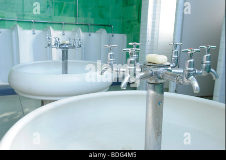 Robinets de style Art déco dans les toilettes de la Hoover Building. Perivale. L'ouest de Londres Banque D'Images