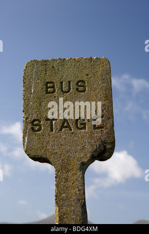 L'Irlande du béton transports routiers (1926-1930) bus stage stop road sign against blue sky Banque D'Images