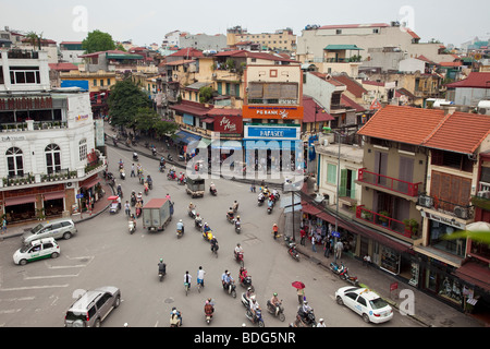 Une vue sur la rue de la circulation à Hanoi, Vietnam Banque D'Images