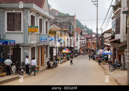 La rue principale de Sapa au nord du Vietnam Banque D'Images