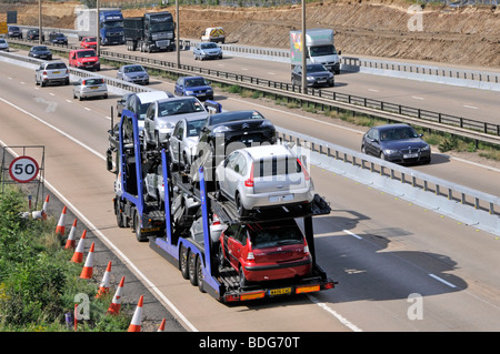 Autoroute M25 les nouveaux véhicules sur camion transporteur livraison Banque D'Images