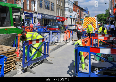 Brentwood shopping High Street Road travaille avec des ouvriers en vestes haute visibilité améliorant la route et la chaussée perturbant la circulation et les piétons Essex England Banque D'Images