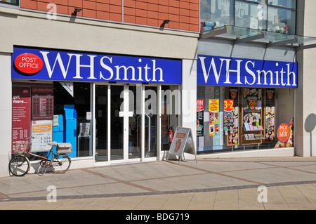 WH Smith livre et magazine magasin stationnaire intégrant le service au comptoir du bureau de poste Banque D'Images