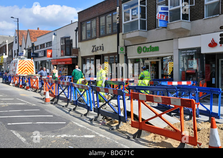 Brentwood shopping High Street Road travaille avec des ouvriers en vestes haute visibilité améliorant la route et la chaussée perturbant la circulation et les piétons Essex England Banque D'Images