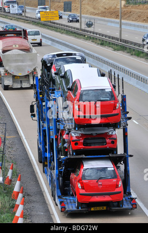 Autoroute M25 les nouveaux véhicules sur camion transporteur livraison Banque D'Images