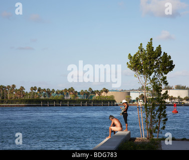 En couple à la recherche de l'eau à Miami beach Banque D'Images