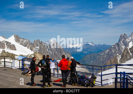 La terrasse bien exposée du glacier à Punta Helbronner, Funivie Monte Bianco, funiculaire du Mont Blanc, Massif du Mont Blanc, Alpes, France, Europe Banque D'Images