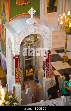 File d'attente des pèlerins à baiser les pieds du corps momifié de Saint Gerasimos au monastère sur l'île grecque de Céphalonie, Grèce GR Banque D'Images