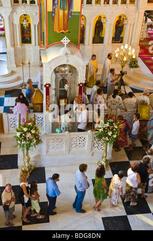 File d'attente des pèlerins à baiser les pieds du corps momifié de Saint Gerasimos au monastère sur l'île grecque de Céphalonie, Grèce GR Banque D'Images