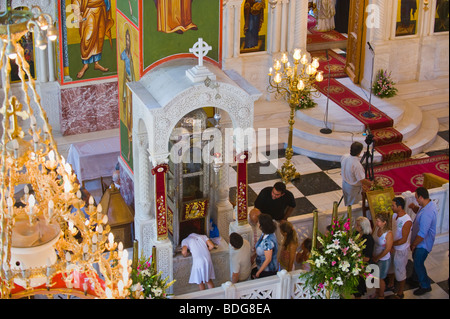 File d'attente des pèlerins à baiser les pieds du corps momifié de Saint Gerasimos au monastère sur l'île grecque de Céphalonie, Grèce GR Banque D'Images