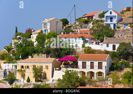 Vue sur le village pittoresque d'Assos sur la Méditerranée grecque île de Céphalonie, Grèce GR Banque D'Images