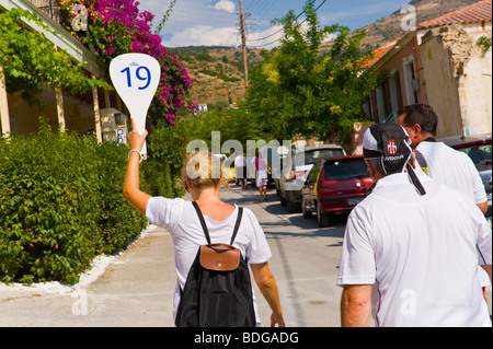Visite organisée avec groupe guide 19 marche à travers le village d'Assos sur Méditerranée grec île de Céphalonie, Grèce GR Banque D'Images