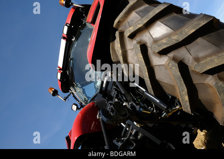 Stock photo de l'arrière d'un grand tracteur et ses pneus. Banque D'Images