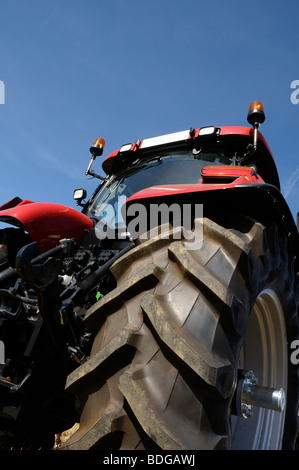 Stock photo de l'arrière d'un grand tracteur et ses pneus. Banque D'Images