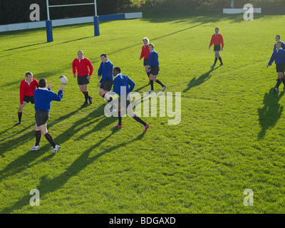 Les hommes à jouer au rugby Banque D'Images