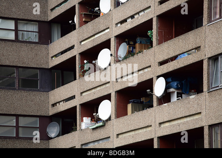 Des antennes paraboliques sur le bloc d'appartements, Berlin, Allemagne Banque D'Images