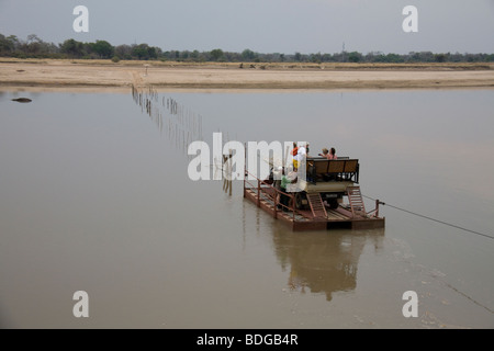 La Zambie, Parc national du Zambèze inférieur , Chongwe River Camp d'un franchissement de la rivière en radeau Banque D'Images