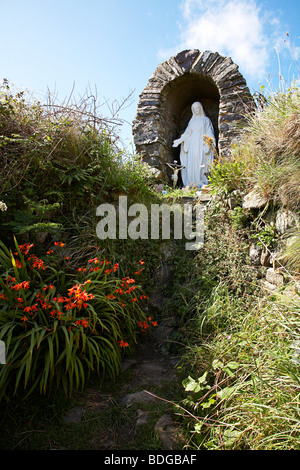 Lieu de culte à St, non la mère de St David, le long du sentier littoral près de St Davids, Pembrokeshire, Pays de Galles de l'ouest Banque D'Images