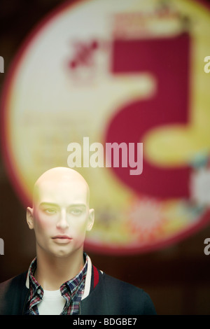 Shop mannequin en vitrine avec un signe de vente reflète dans la vitre Banque D'Images