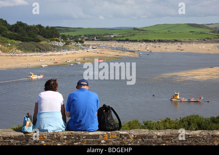 Les vacanciers appréciant la vue sur l'estuaire de chameaux vers Rock, North Cornwall, Angleterre, Royaume-Uni Banque D'Images